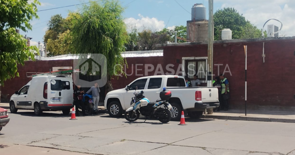 [URGENTE] Fuerte choque entre un utilitario y una moto: esta calle esta cortada