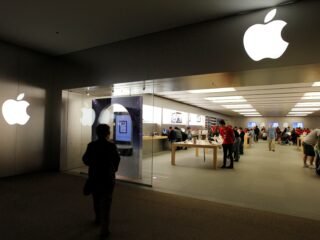 Cajas de todo el mundo llegan a las Apple Store con el mensaje: “No abrir hasta el 8 de octubre”