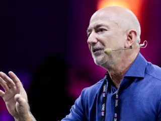 “Trabajar tres días a la semana y mantener a la familia”: el pronóstico de Jeff Bezos sobre la IA