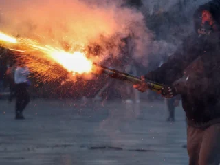 Crece la tensión en Albania: miles de manifestantes enfrentaron a la policía durante una nueva protesta contra el Gobierno