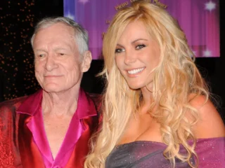 Viuda de Hugh Hefner denuncia abuso sexual, incesto y más detalles inquietantes de su matrimonio con el magnate de Playboy