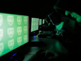 Un hombre fue condenado a prisión por usar IA y 10.000 bots para superar en streams a Taylor Swift