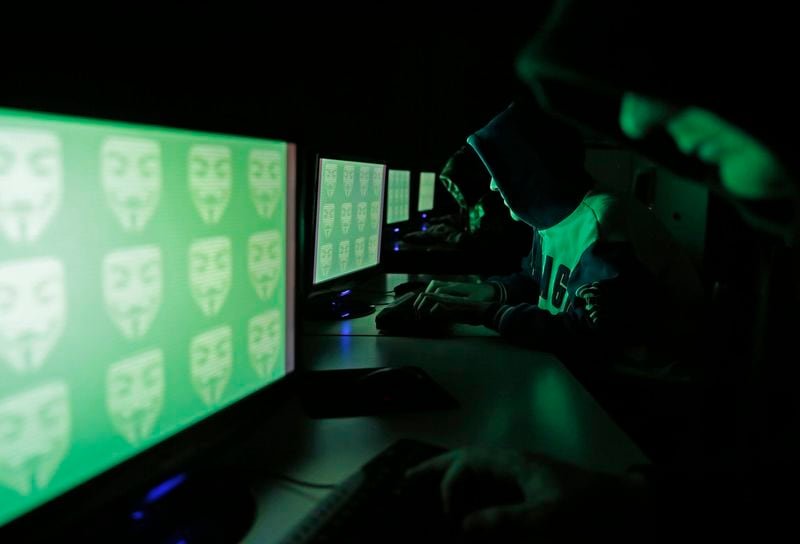 Un hombre fue condenado a prisión por usar IA y 10.000 bots para superar en streams a Taylor Swift