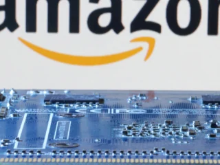 Amazon guarda en depósitos servidores de IA por USD 5.000 millones porque no tiene electricidad para usarlos