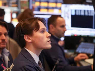 Fuertes bajas en Wall Street por las dudas sobre la inversión en inteligencia artificial: Intel se desploma más del 25%