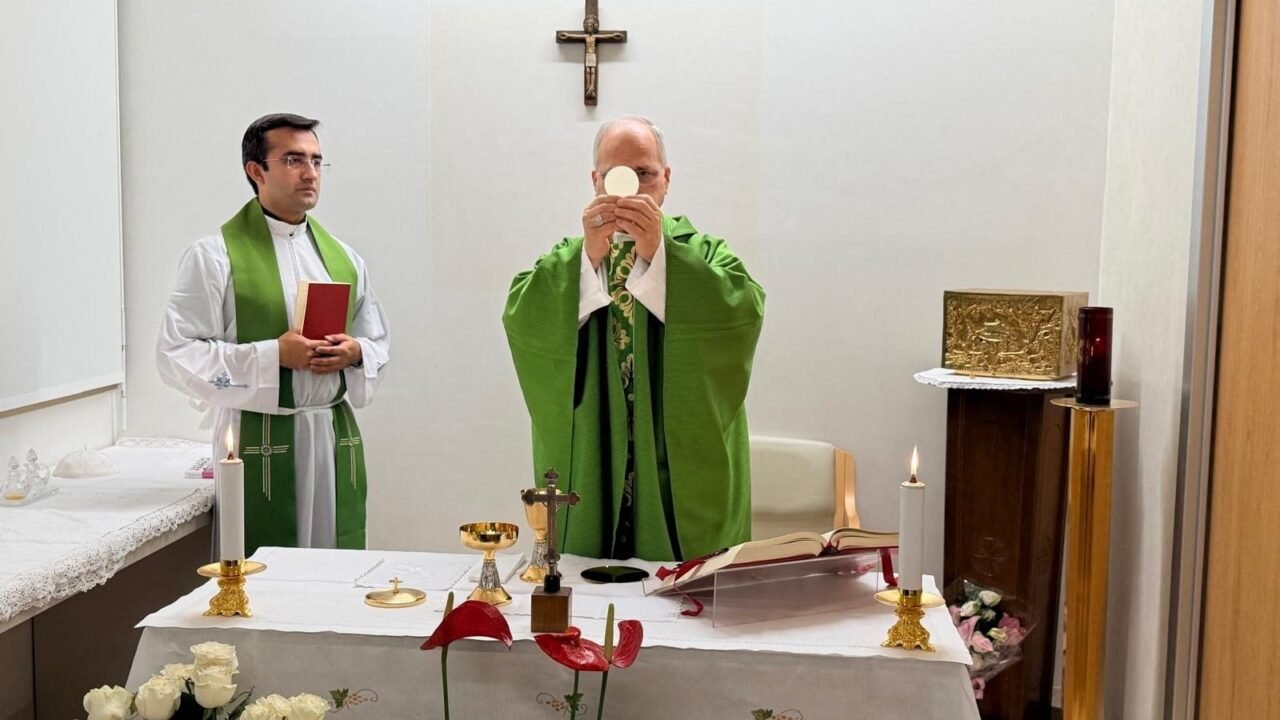Cómo fue la misa del papa León XIV en el hospital donde está internado