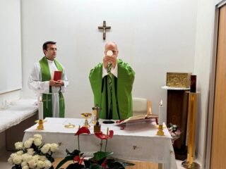 Cómo fue la misa del papa León XIV en el hospital donde está internado