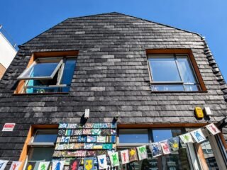 “No existe la basura, solo hay cosas en el lugar equivocado”: la curiosa filosofía que convirtió cassettes y cepillos de dientes en un edificio europeo