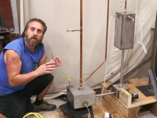 Youtuber construye refrigerador que utiliza fuego y sal para enfriar sin electricidad