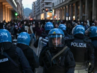 Manifestantes italianos desafiaron el fuerte operativo de seguridad de Meloni y volvieron a chocar con la Policía
