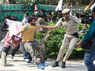 Las “cucarachas” llamaron a extender las protestas a toda la India hasta lograr la renuncia del jefe de la Comisión Electoral