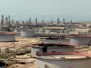 Los hutíes volvieron a atacar instalaciones de la mayor petrolera del mundo en Arabia Saudita y el aeropuerto de Riad