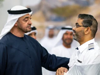 El presidente de Emiratos Árabes Unidos homenajeó al piloto de Flydubai y le otorgó la Orden de Zayed II de Primera Clase