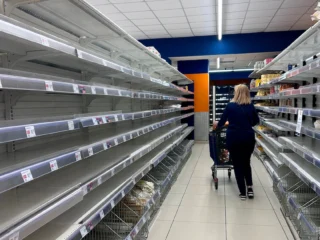 Una protesta de camioneros por el precio del diésel deja estanterías vacías en el sur de Italia