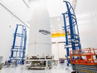 Amazon construyó el satélite 1.000 de su red Leo y se prepara para competir con Starlink