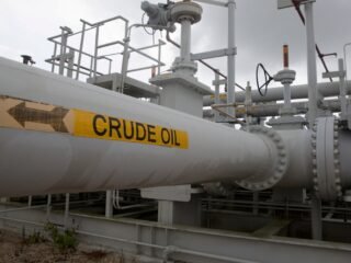 Crece la volatilidad del petróleo: revirtió sus pérdidas y superó los USD 106 en medio de ataques de Irán, los rebeldes hutíes y Rusia