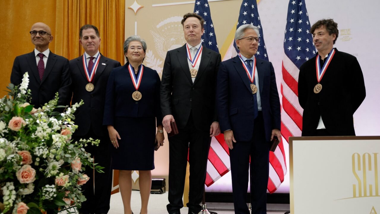 Elon Musk, Sergei Brin creador de Googe y Nadella de Microsoft recibieron la medalla científica más alta de Estados Unidos