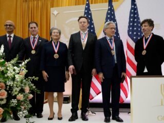Elon Musk, Sergei Brin creador de Googe y Nadella de Microsoft recibieron la medalla científica más alta de Estados Unidos