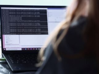 Ciberdelincuentes usan un poema para infectar miles de servidores con malware