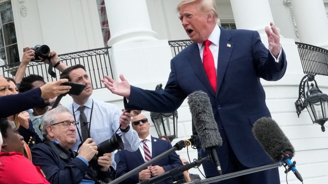 Trump criticó a Zelensky por los ataques contra refinerías rusas y dijo que Ucrania necesita “un nuevo presidente”