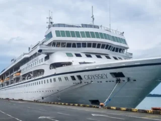Pagaron para vivir viajando por el mundo, pero quedaron varados en Camboya cuando el crucero se quedó sin dinero para el combustible