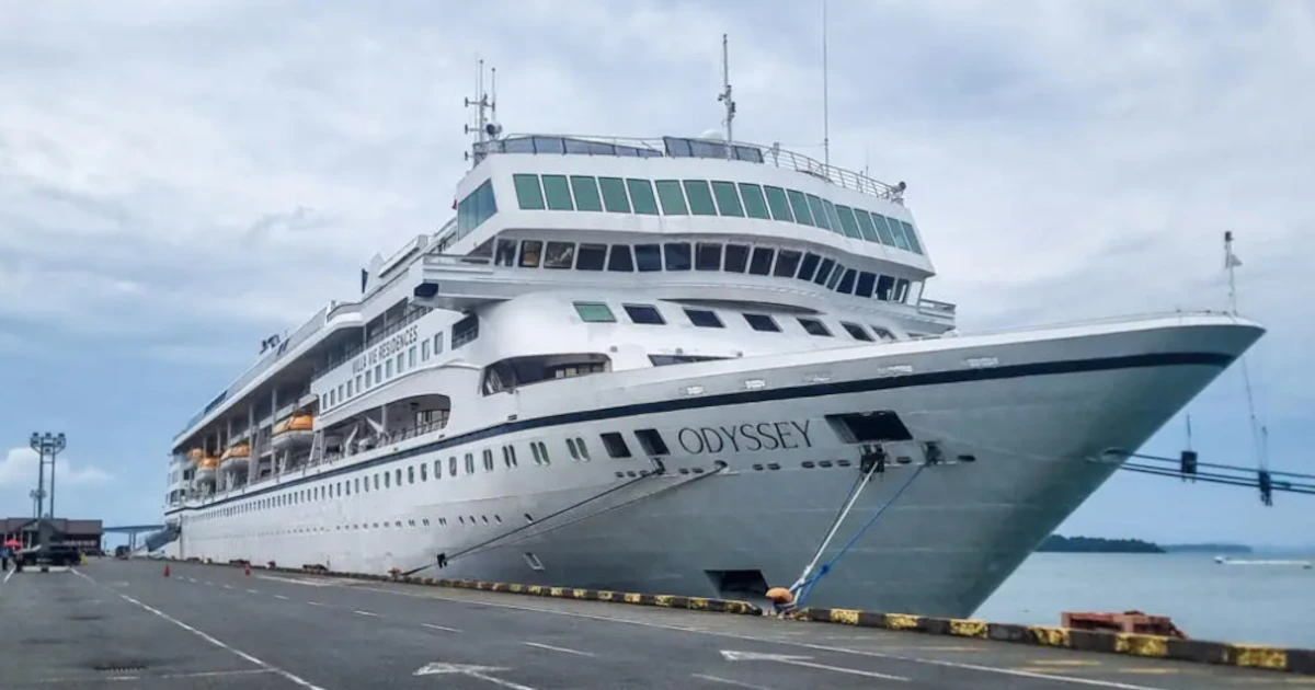 Pagaron para vivir viajando por el mundo, pero quedaron varados en Camboya cuando el crucero se quedó sin dinero para el combustible