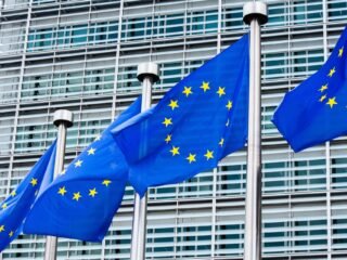 La UE se reúne para acordar una respuesta común al alza del diésel ante la presión de Trump para reducir los precios del combustible
