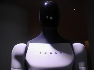 Tesla comienza a fabricar robots Optimus: qué tareas podrían hacer en fábricas y cuándo llegarían al mercado