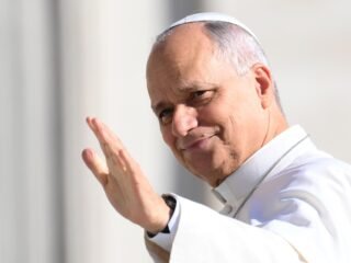El Vaticano informó que el papa León XIV pasó una noche “tranquila” tras la cirugía para extirparle un tumor maligno del pulmón