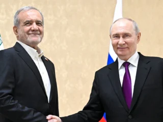 Vladimir Putin recibirá el 25 de octubre al presidente iraní Masud Pezeshkian en Moscú
