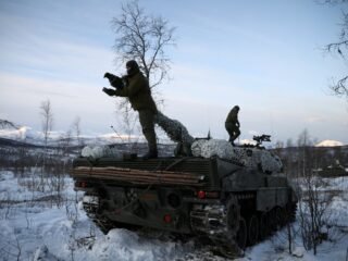 Noruega detectó que los autos chinos usados por militares grababan bases y códigos de acceso