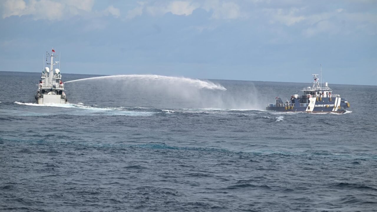 China amenazó a Taiwán por usar cañones de agua para expulsar a un pesquero de una zona restringida del mar Meridional