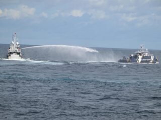 China amenazó a Taiwán por usar cañones de agua para expulsar a un pesquero de una zona restringida del mar Meridional