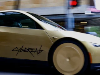 En video: Cybercab vs. Waymo, el robotaxi de Elon Musk frena a tiempo y esquiva un choque en la vía