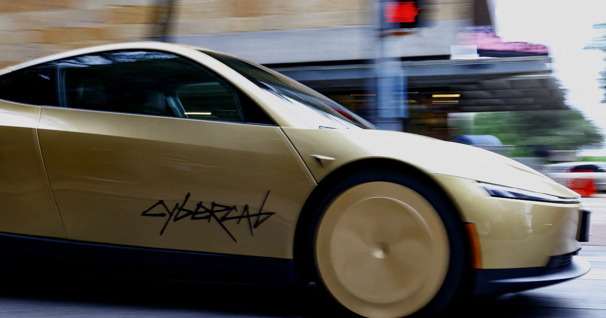 En video: Cybercab vs. Waymo, el robotaxi de Elon Musk frena a tiempo y esquiva un choque en la vía