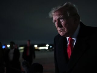 Donald Trump condenó el ataque de los rebeldes hutíes contra el aeropuerto de Riad que dejó 12 muertos: “Es inaceptable”