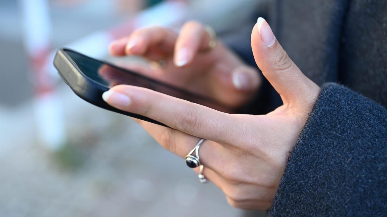 Si la cámara del celular se activa sola o hay aplicaciones desconocidas instaladas, las dos señales que delatan espionaje en tu celular
