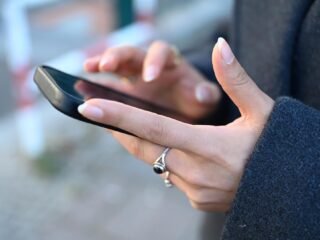 Si la cámara del celular se activa sola o hay aplicaciones desconocidas instaladas, las dos señales que delatan espionaje en tu celular