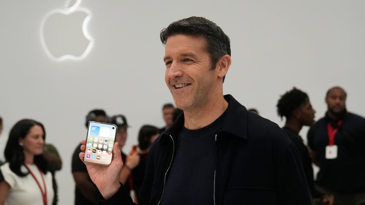 John Ternus, CEO de Apple, es portada de la revista Time con el iPhone Duo como uno de los mejores inventos de 2026