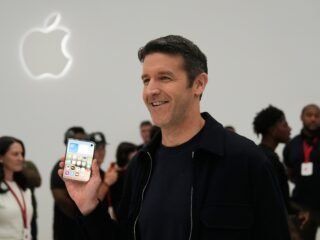 John Ternus, CEO de Apple, es portada de la revista Time con el iPhone Duo como uno de los mejores inventos de 2026