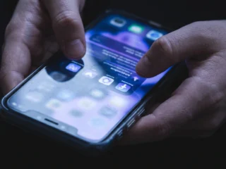 Cómo saber qué aplicaciones usan el micrófono del celular y bloquear los permisos que no necesitan