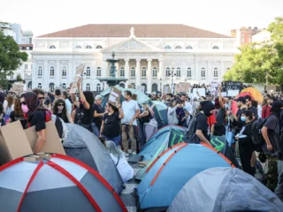 Los manifestantes por la crisis de vivienda en Portugal desafían al Gobierno y volverán a acampar en Lisboa