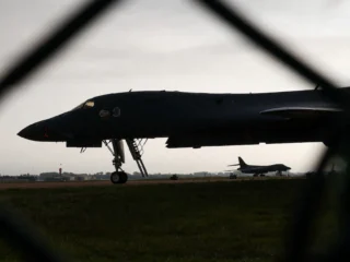 La fiscalía de la corona británica acusó a dos hombres por una operación vinculada con Irán contra la base aérea RAF Fairford