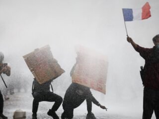Emmanuel Macron exigió al Gobierno respuestas concretas a las demandas estudiantiles tras tres semanas de protestas en Francia