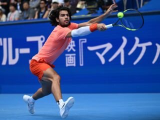 Carlos Alcaraz avanzó en Tokio por el retiro de Denis Shapovalov y aseguró un finalista español
