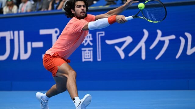 Carlos Alcaraz avanzó en Tokio por el retiro de Denis Shapovalov y aseguró un finalista español