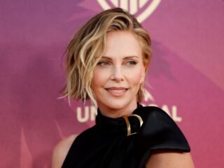 “Creo que siempre me gustaron las prendas más masculinas”: Charlize Theron redefine su estilo