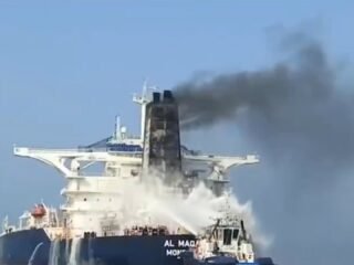 La Guardia Revolucionaria de Irán anunció el tercer impacto a un superpetrolero en dos días en el estrecho de Ormuz