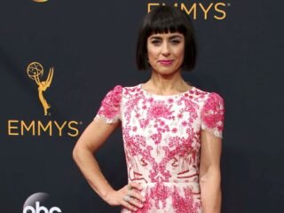 Constance Zimmer, estrella de ‘Entourage’, revela su diagnóstico de cáncer de mama