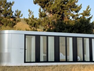 Caben hasta cuatro personas y se instalan sin obra: así son las minicasas cápsulas que conquistan las grandes ciudades europeas